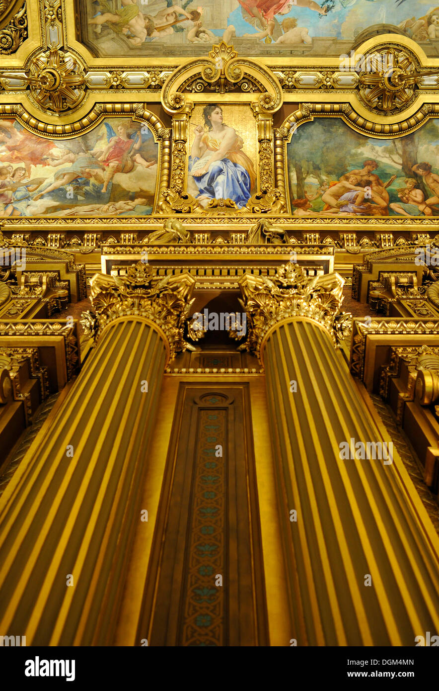 Interno, grande atrio con soffitto dipinto da Paul Baudry con motivi dalla storia musicale, Opéra Garnier Opera, Parigi Foto Stock
