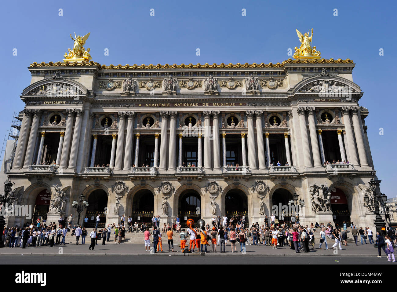 La facciata anteriore dell'Opéra Garnier Opera, Paris, Francia, Europa Foto Stock