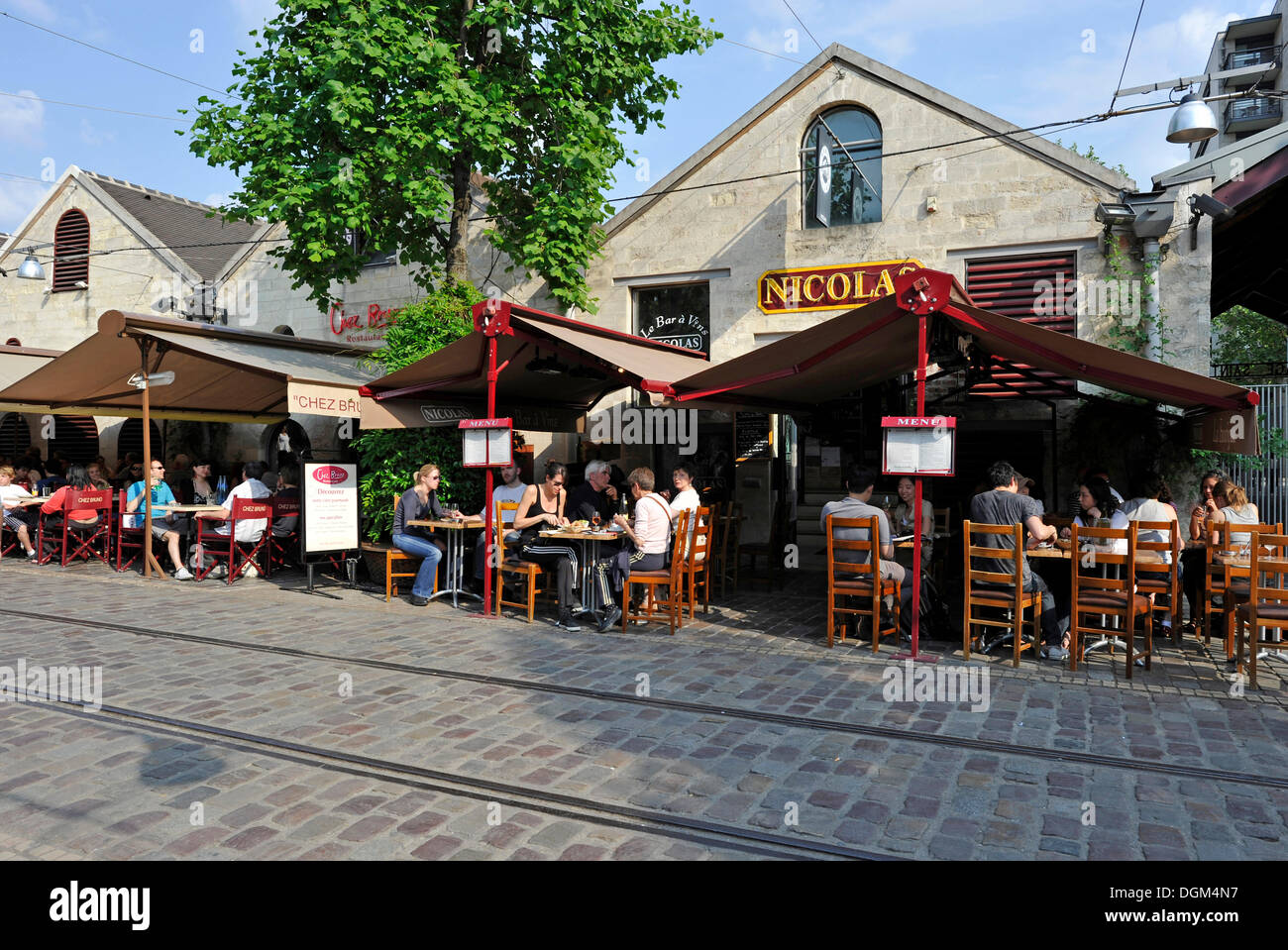 Sidewalk Café o street café brasserie, Bercy Village, Cour St Emilion, ex magazzino del vino di Parigi Bercy, Parigi, Francia Foto Stock