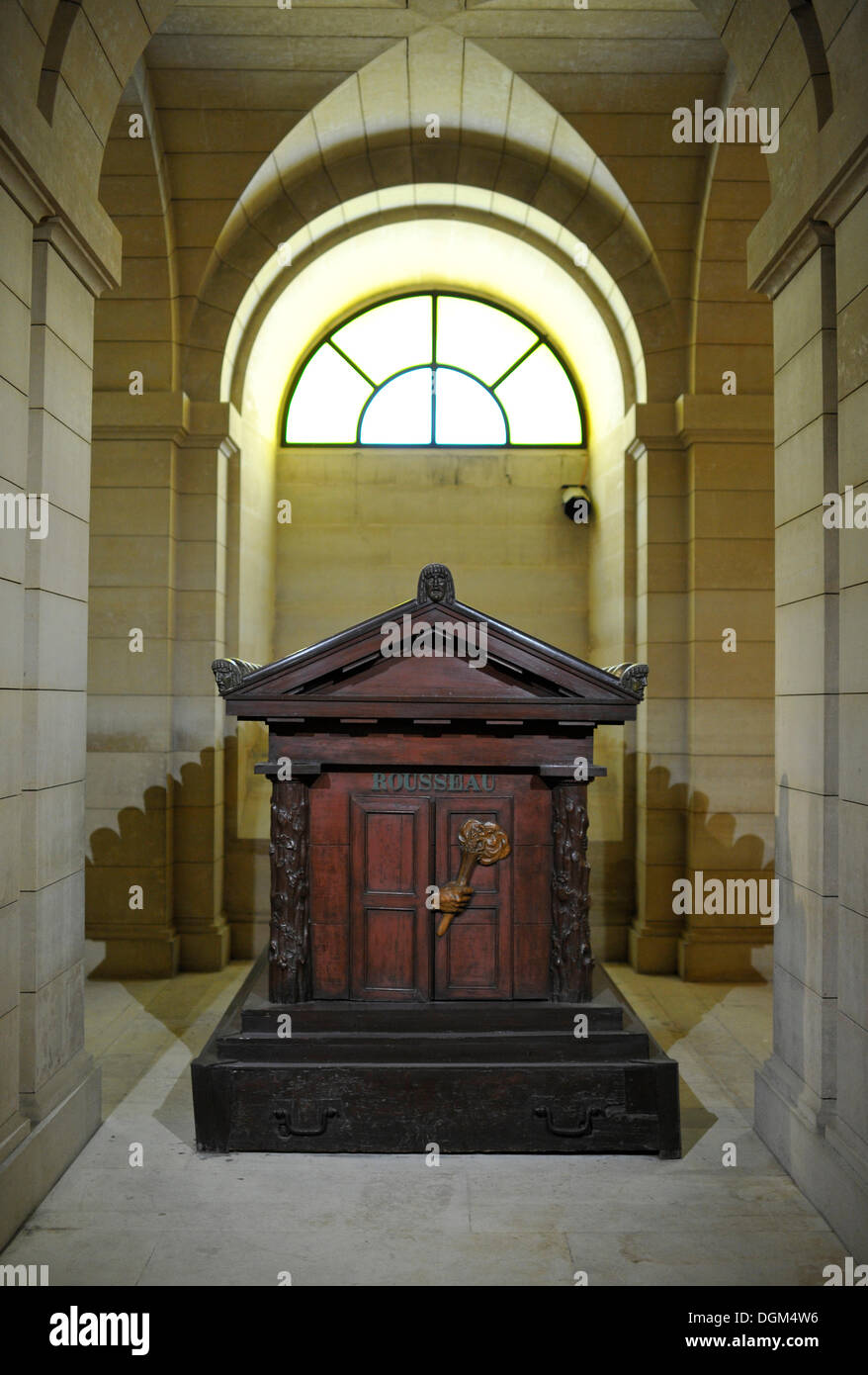 Interno con la tomba di onorario di Jean Jacques Rousseau, cripta, Panthéon, un mausoleo per il francese degli eroi nazionali Foto Stock