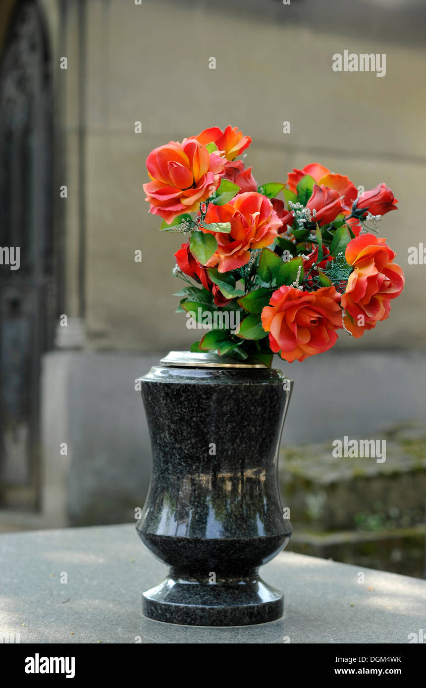 La decorazione floreale, cimitero Pere Lachaise, Parigi, Francia, Europa Foto Stock