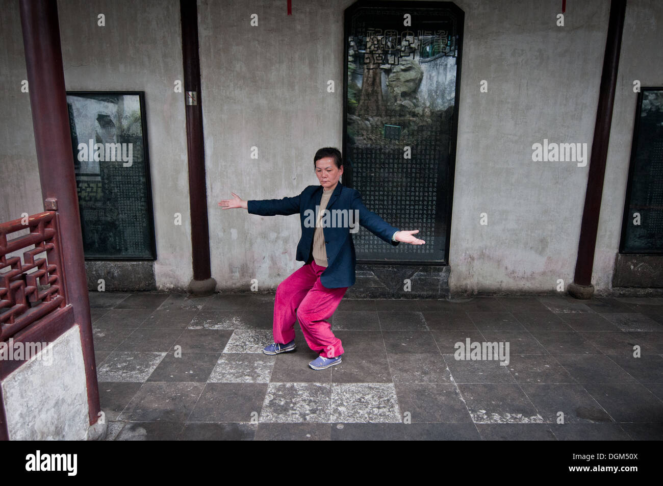 Donna pratica Taijiquan (tai chi) in Il Giardino di Yuyuan (giardino di felicità o nel Giardino della Pace) nella città vecchia di Shanghai in Cina Foto Stock