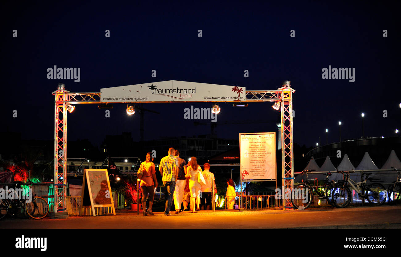 Vista notturna la vita notturna di Berlino, ingresso al Traumstrand Berlino con beach bar e spiaggia di evento, Spreebogenpark Foto Stock