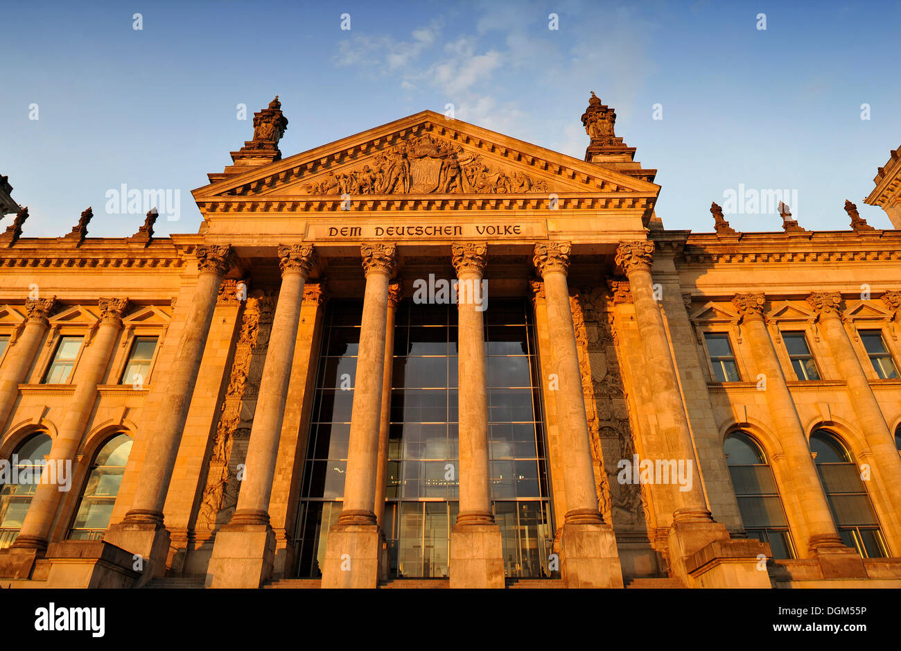 Luce della Sera sul Reichstag Parlamento tedesco, le parole 'Dem Deutschen Volke " o " per il popolo tedesco' e sollievo nella Foto Stock