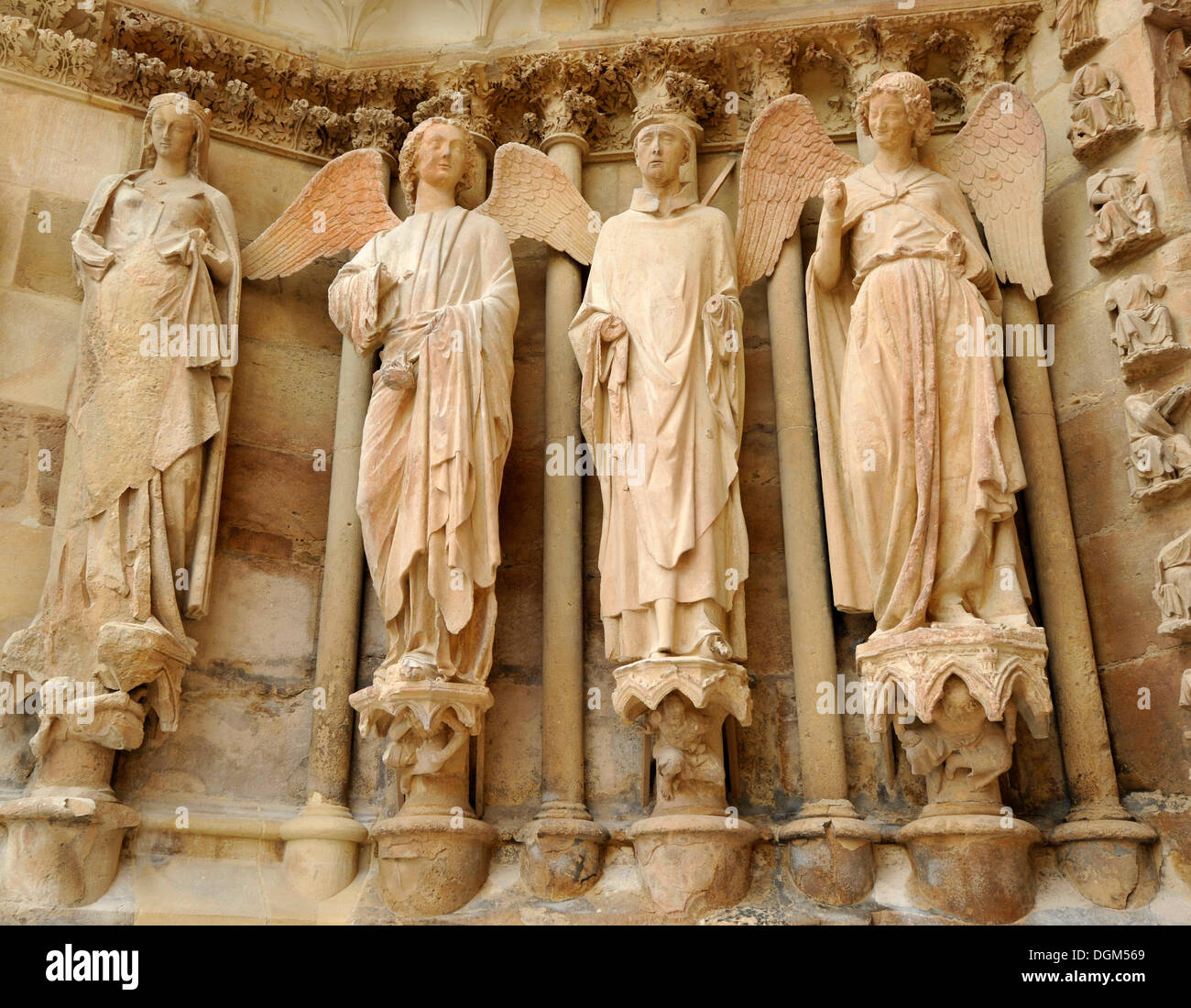 Statue con 'friendly angel' destra, sinistra, portale di facciata ovest, la cattedrale di Notre-dame, Sito Patrimonio Mondiale dell'Unesco, Reims Foto Stock