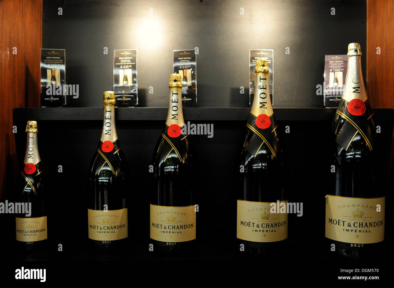 Le bottiglie di champagne in varie dimensioni, Imperiale, Moet et Chandon cantina, LVMH beni di lusso gruppo Louis Vuitton Moet Hennessy Foto Stock