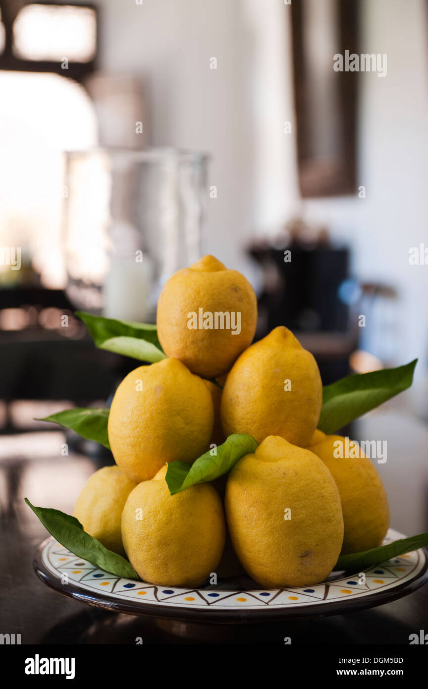 Una torre di limoni in un tradizionale piatto marocchino Foto Stock