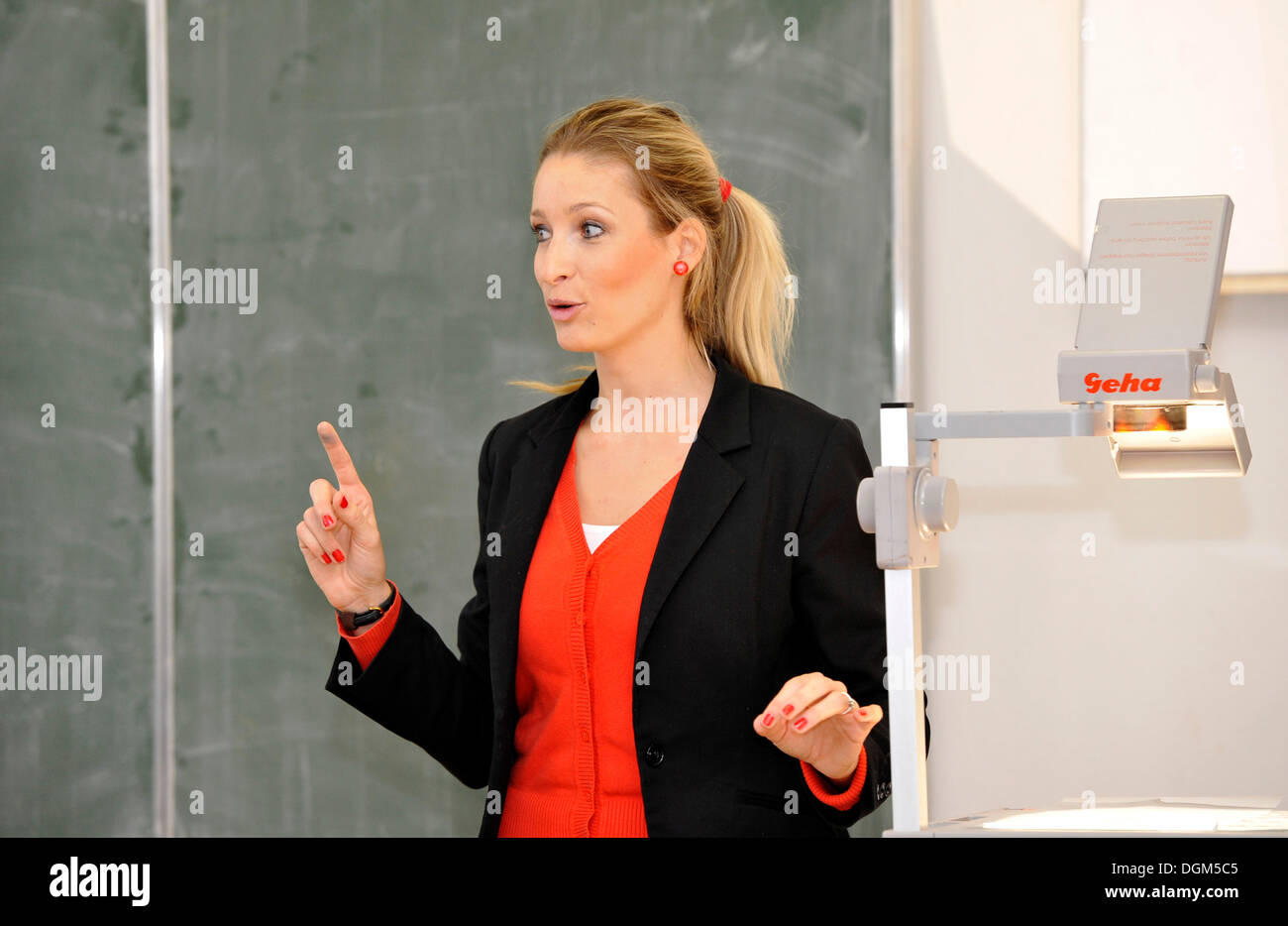 Giovane insegnante di inglese, partecipante, mentre l'insegnamento Foto Stock