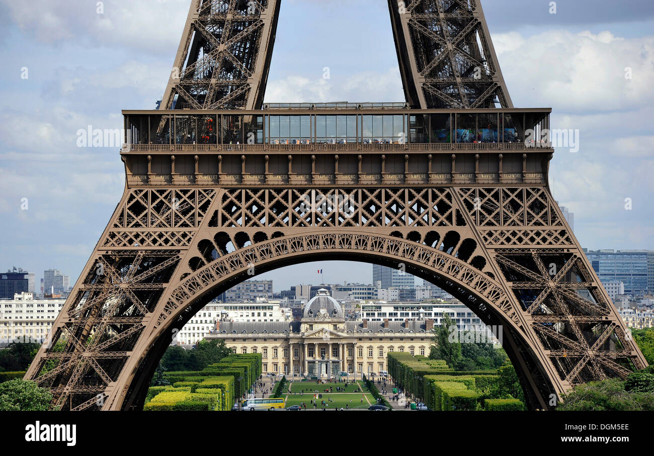 Terrazza inferiore della torre Eiffel, Tour Eiffel, con Champ de Mars e l'Ecole Militaire, Scuola Militare, sul retro, Parigi Foto Stock