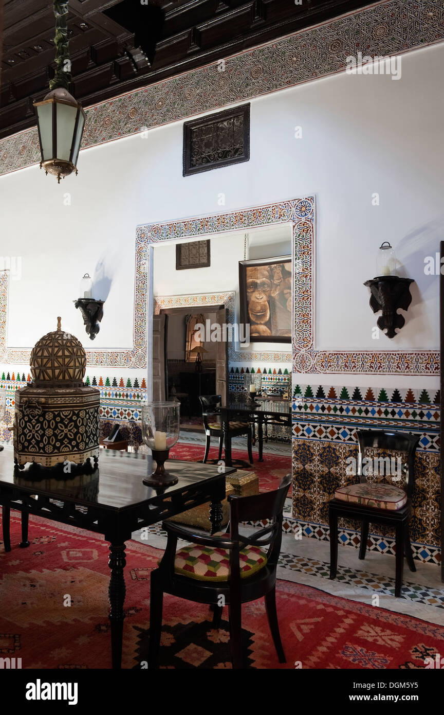 Incredibile dettagliata corridoio marocchino con piastrelle in mosaico e ferro battuto lampada da tavolo Foto Stock