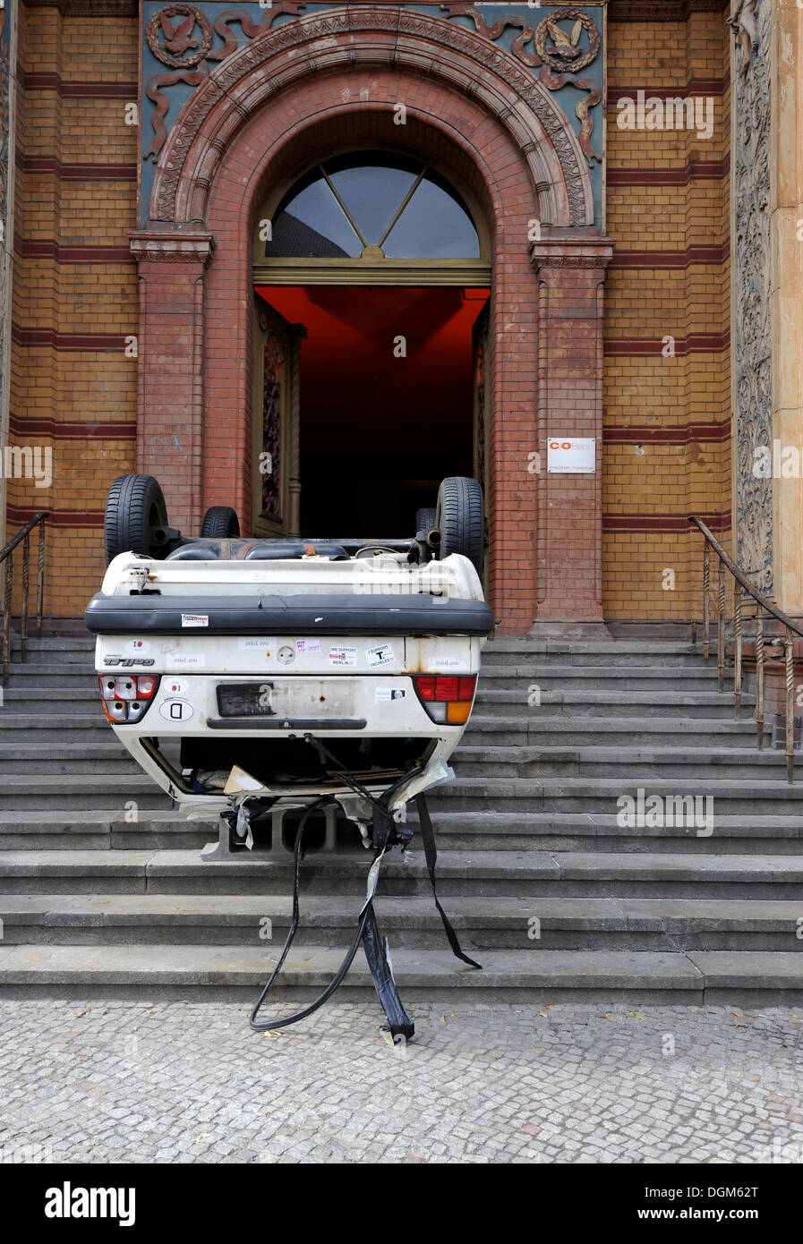 Arte e cultura, vecchio infortunio-auto danneggiata capovolto, davanti all'ingresso dell'Altes Postfuhramt edificio, Berlino Foto Stock