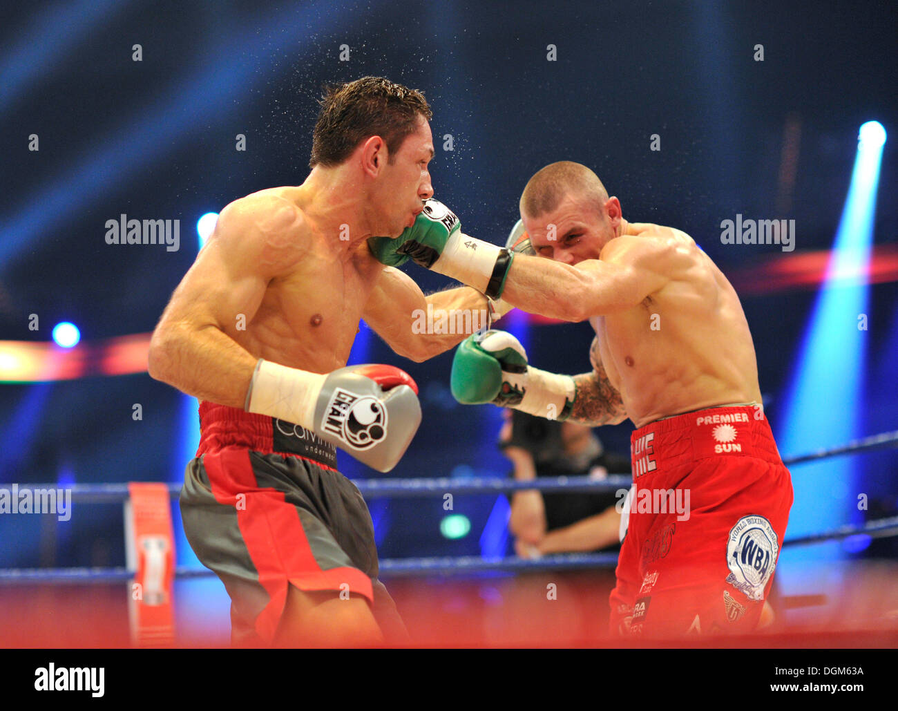 Felix Sturm, GER, vs. Martin Murray, GBR, SAP Arena di Mannheim, Baden-Wuerttemberg Foto Stock