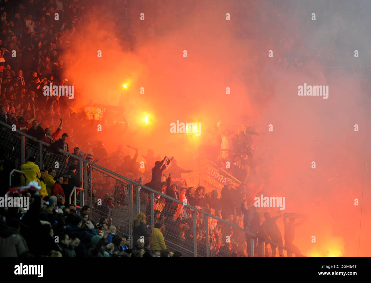 Fuochi d'artificio, teppisti, ventole, fuochi d'artificio, Wirsol Rhein-Neckar-Arena, Sinsheim-Hoffenheim, Baden-Wuerttemberg Foto Stock