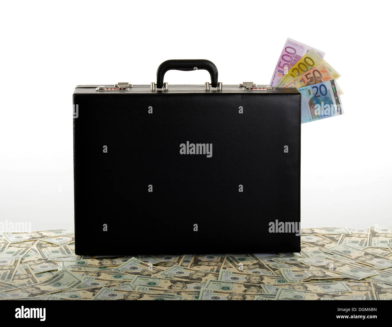 Immagine simbolica del tasso di cambio, international business, bilancia commerciale, 20 le fatture del dollaro, euro, valigetta Foto Stock