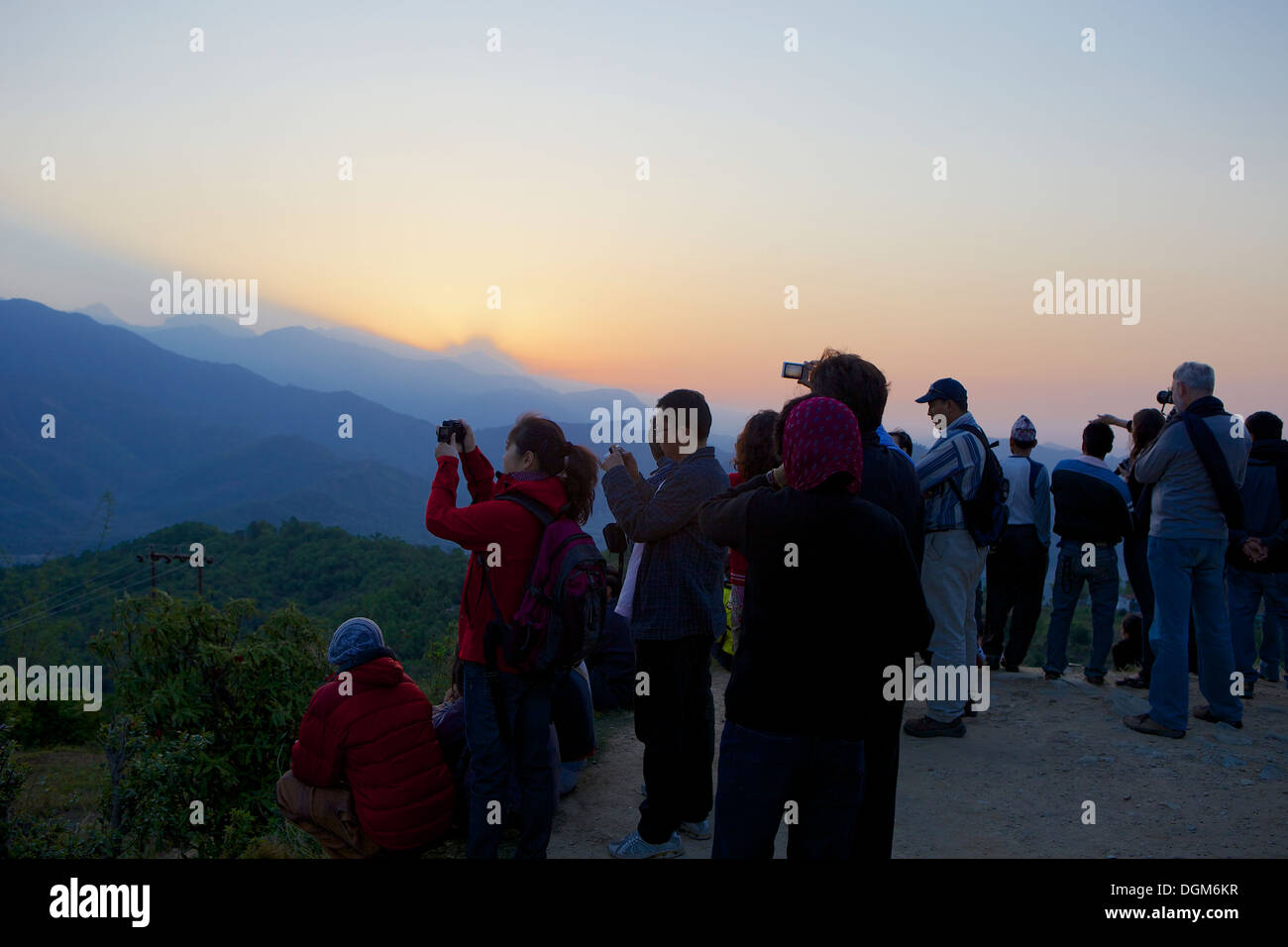 Guardare turistico Alba sul picco di coda di pesce & Tharpu Chuli Mountain parte dell'Annapurna mountain range Foto Stock