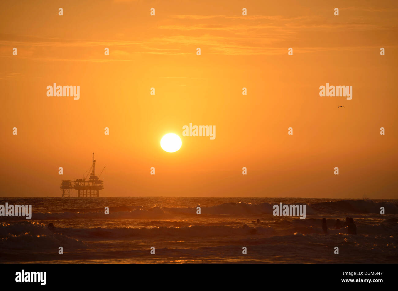 Offshore Oil Rig off Huntington Beach, tramonto, California, Stati Uniti d'America, STATI UNITI D'AMERICA Foto Stock