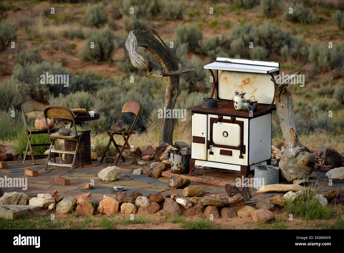 Rusty forno e divano posto nel deserto vicino a Escalante, Grand Staircase-Escalante monumento nazionale, GSENM, Utah Foto Stock