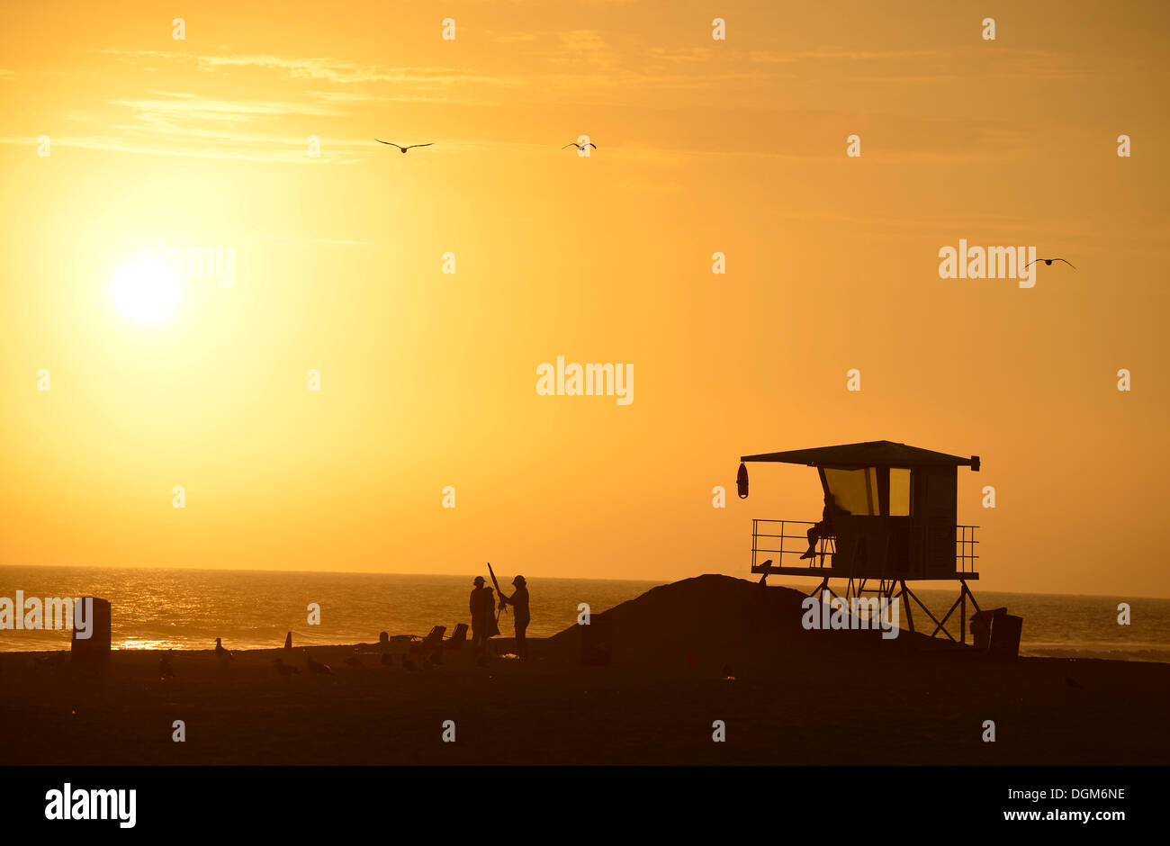 Stazione di Baywatch, Tramonto, Spiaggia di Huntington Beach, California, Stati Uniti d'America, STATI UNITI D'AMERICA Foto Stock