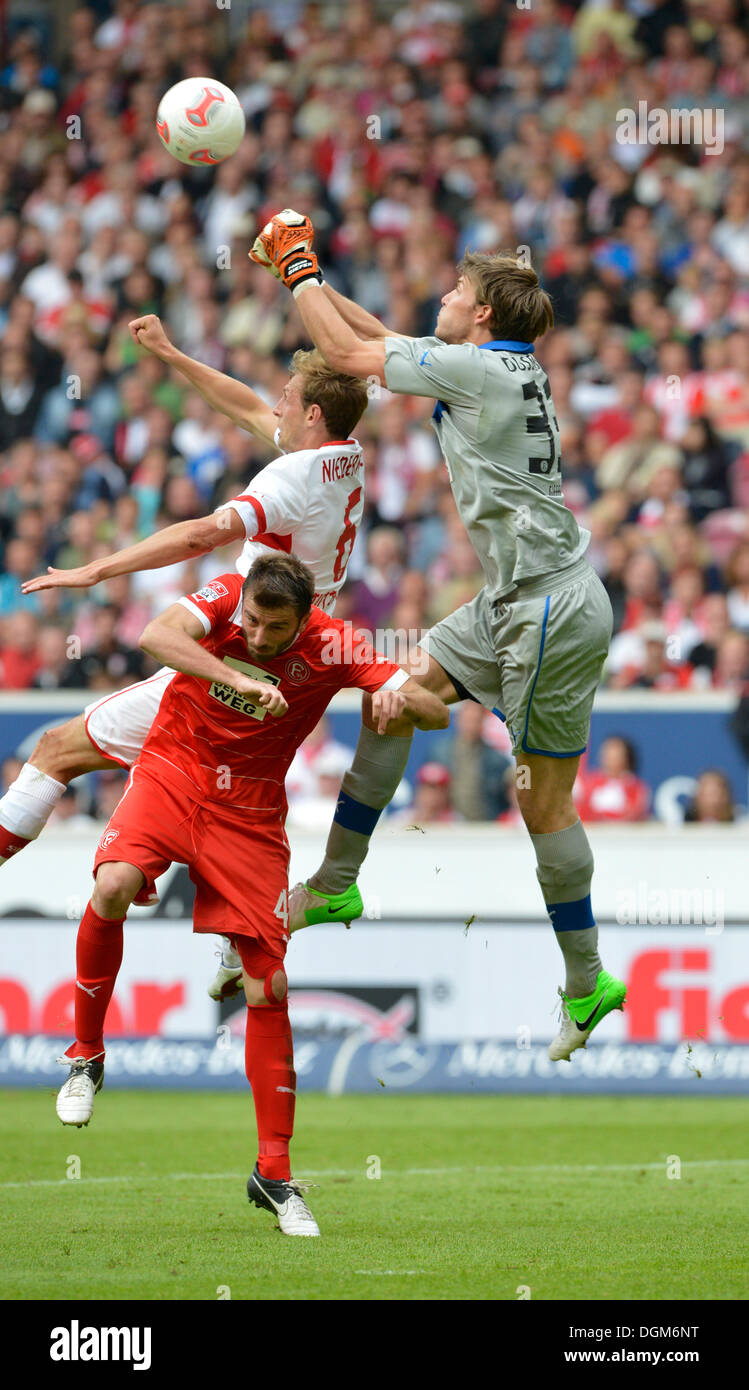 Il portiere Fabian Giefer di Fortuna Duesseldorf sventando possibilità di Georg Niedermeier del VfB Stuttgart, Mercedes-Benz Arena Foto Stock