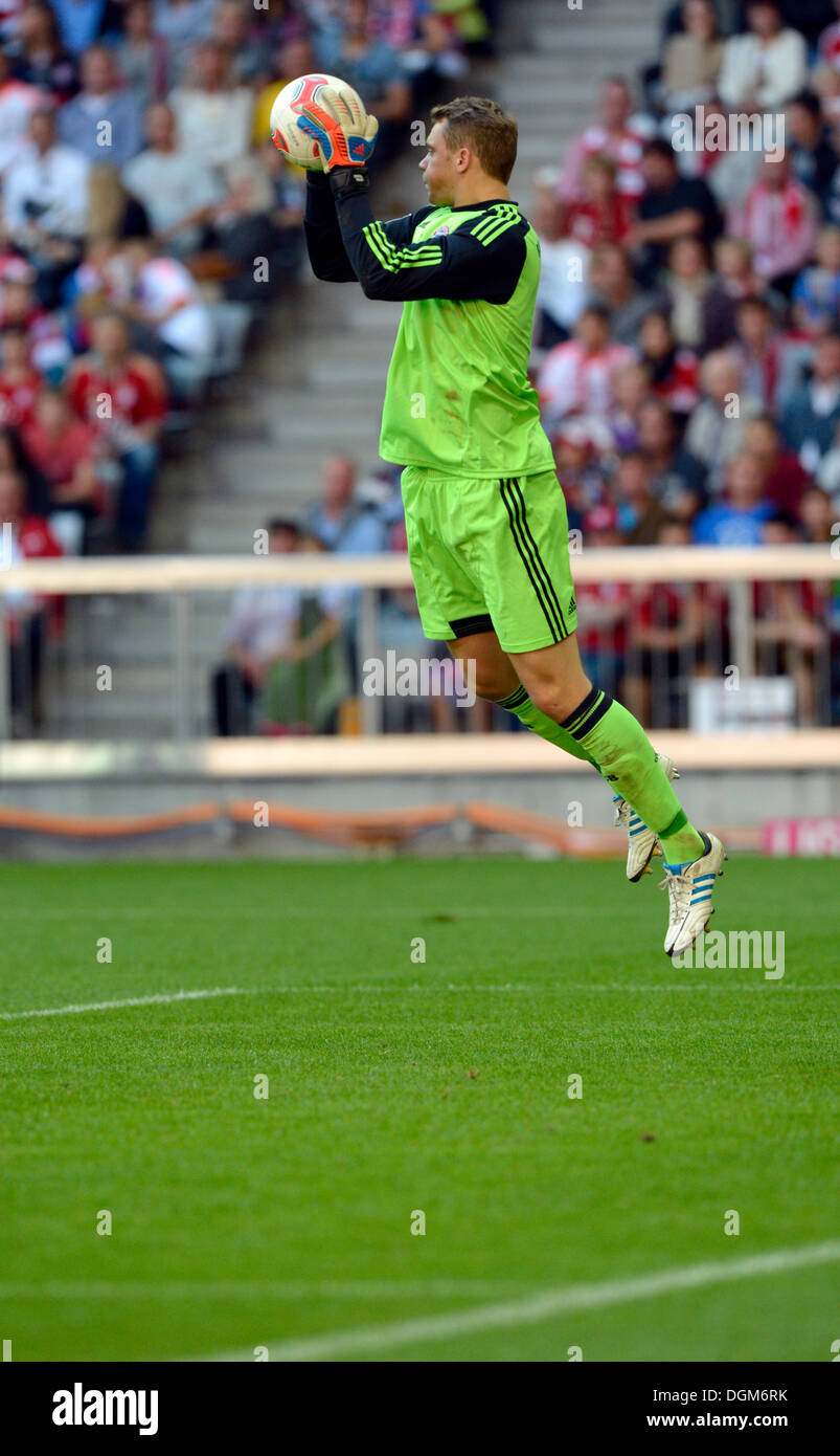 Il portiere Manuel Neuer, FC Bayern Monaco, cattura la sfera, stadio Allianz Arena di Monaco di Baviera Foto Stock