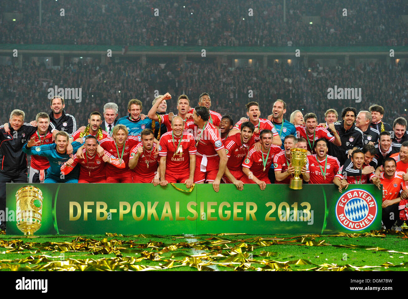 FC Bayern celebrando il loro triplice vittoria, foto del team con il trofeo, DFB Cup Final 2013, FC Bayern Munich vs VfB Stuttgart in Foto Stock