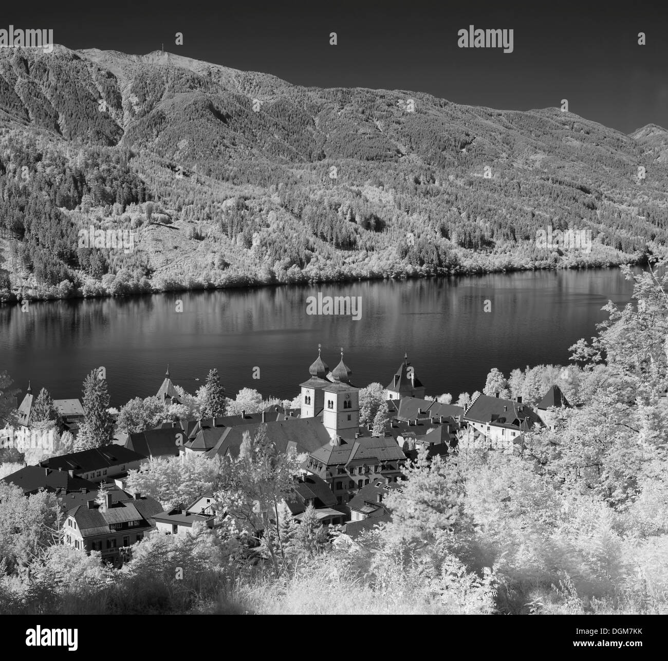 Millstaetter vedere sul lago Millstatt, Mt. Goldeck dal di sopra, infrarossi foto, Millstatt, in Carinzia Austria, Europa Foto Stock