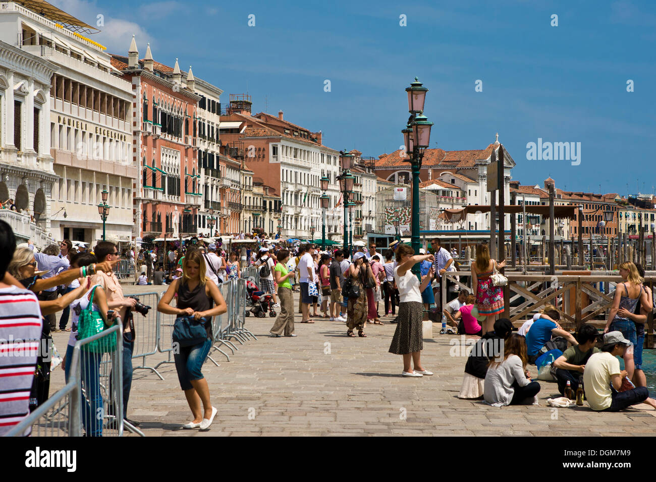 Escursionisti appendere fuori vicino a piazza san marco, Venezia, Europa, Italia Foto Stock