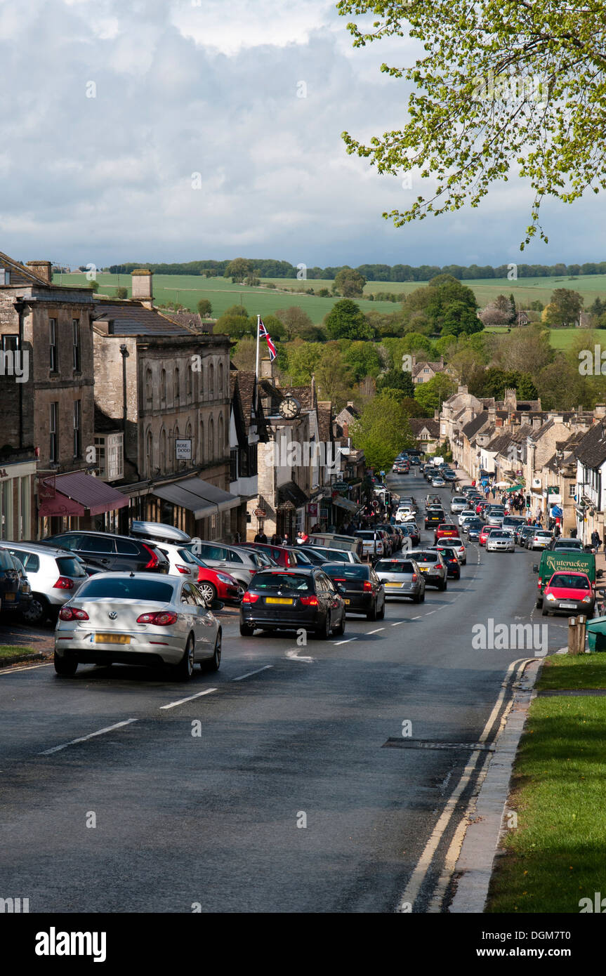 La collina che conduce alla High Street Burford Foto Stock