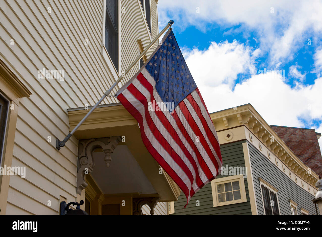 Noi bandiera su una casa nella periferia di Boston, Massachusetts, New England, Stati Uniti d'America Foto Stock