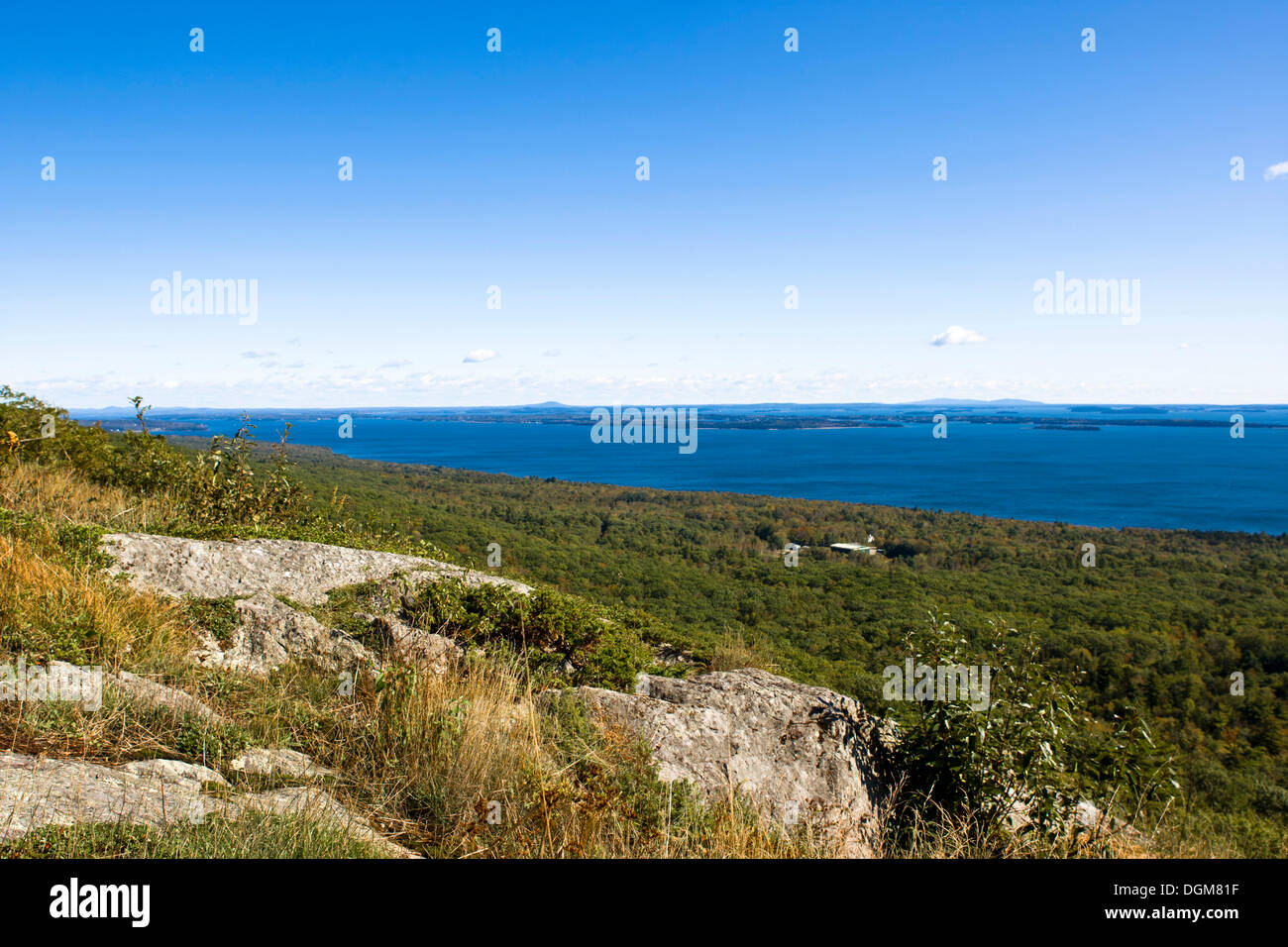 Affacciato sull'oceano atlantico da Mount Battie in camden hills state park, Maine, New England, Stati Uniti d'America Foto Stock