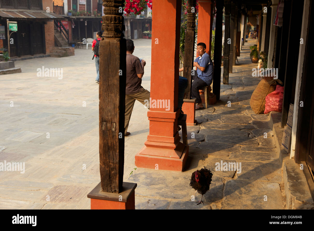 Scena di strada nelle antiche Newari hill station (villaggio di montagna) di Bandipur, Distretto Tanahu, Nepal, Asia Foto Stock