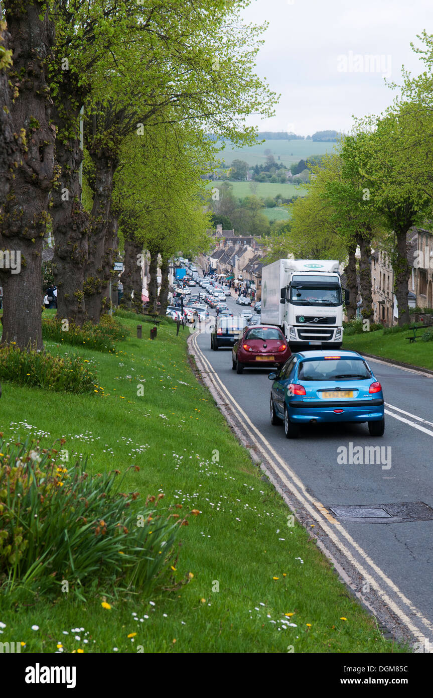 La collina che conduce alla High Street Burford Foto Stock