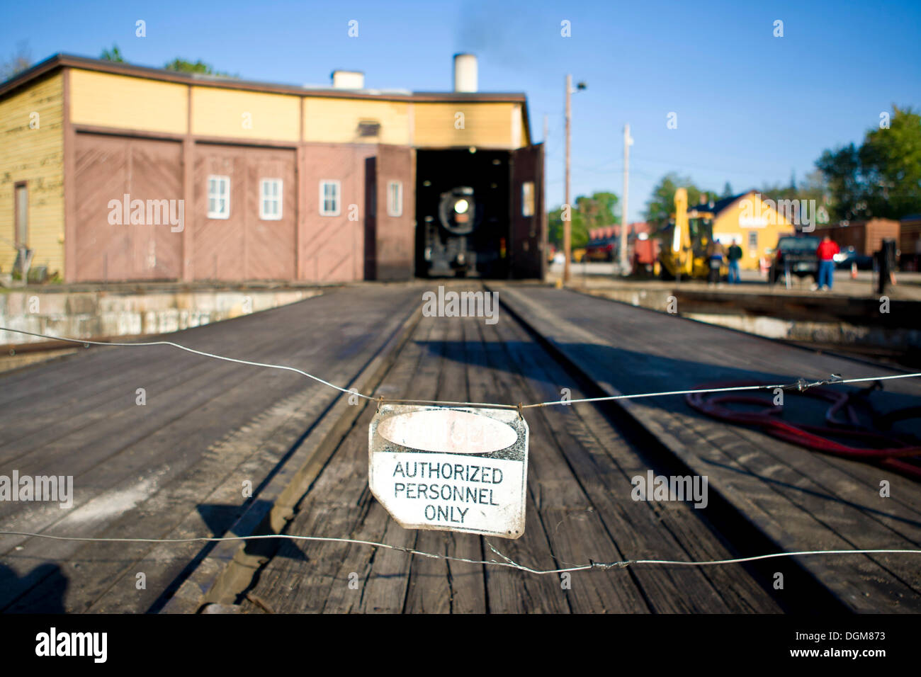 Binario, segno "solo a personale autorizzato', conway Scenic Railroad, conway, new Hampshire, Stati Uniti d'America Foto Stock