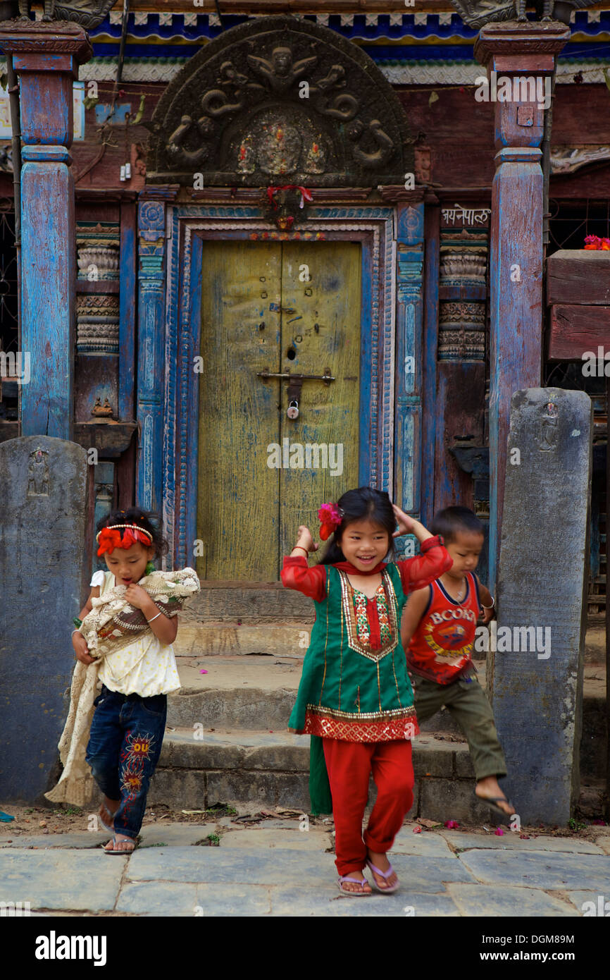 Giovani nepalesi i bambini nelle antiche Newari hill station (villaggio di montagna), Bandipur, Distretto Tanahu, Nepal, Asia Foto Stock