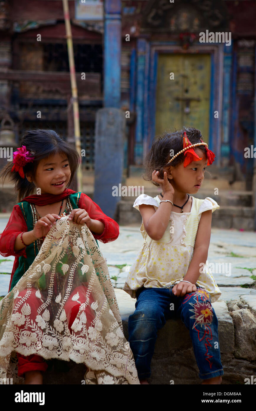 Giovani nepalesi i bambini nelle antiche Newari hill station (villaggio di montagna), Bandipur, Distretto Tanahu, Nepal, Asia Foto Stock