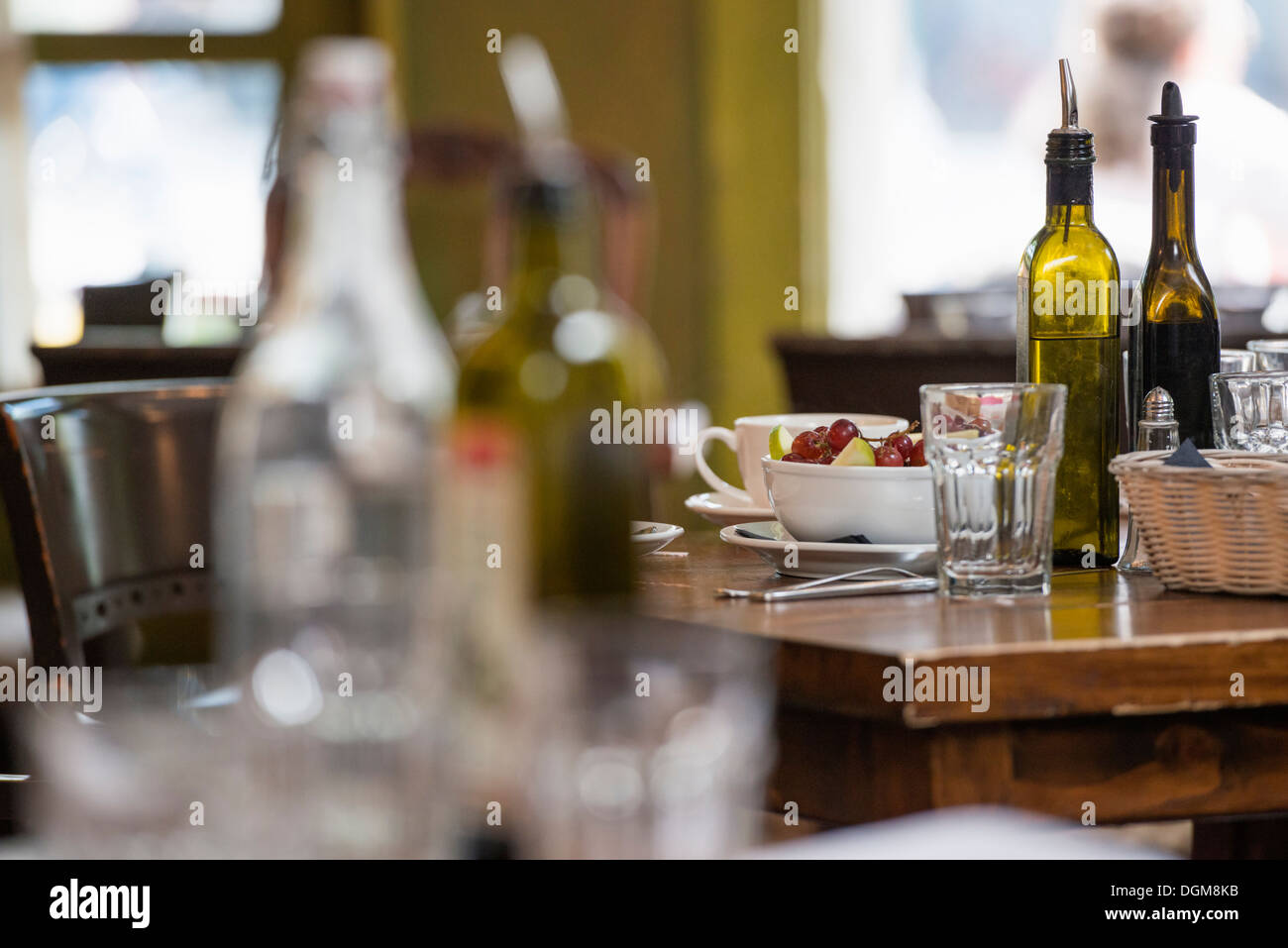 Interno di una città coffee shop o cafe. Le tabelle previste per i pasti. Foto Stock