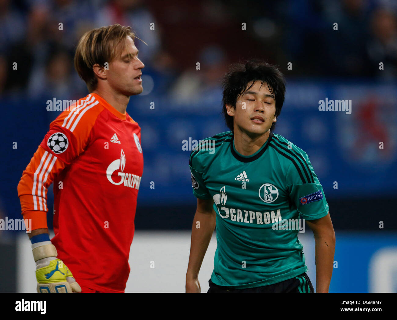 Gelsenkirchen , Deutschland, la UEFA Champions League , 3. Spieltag, Giornata 3 , FC Schalke 04 - Chelsea FC 0-3 in der Veltins-Arena Auf Schalke a Gelsenkirchen am 22.10. 2013 Torwart Timo HILDEBRAND (S04) - li.- und Atsuto UCHIDA (S04) -ri.- sind entsetzt Ÿber den Treffer zum 3-0 durch Eden HAZARD (CFC) - nicht im Bild - Foto : Norbert Schmidt Foto Stock