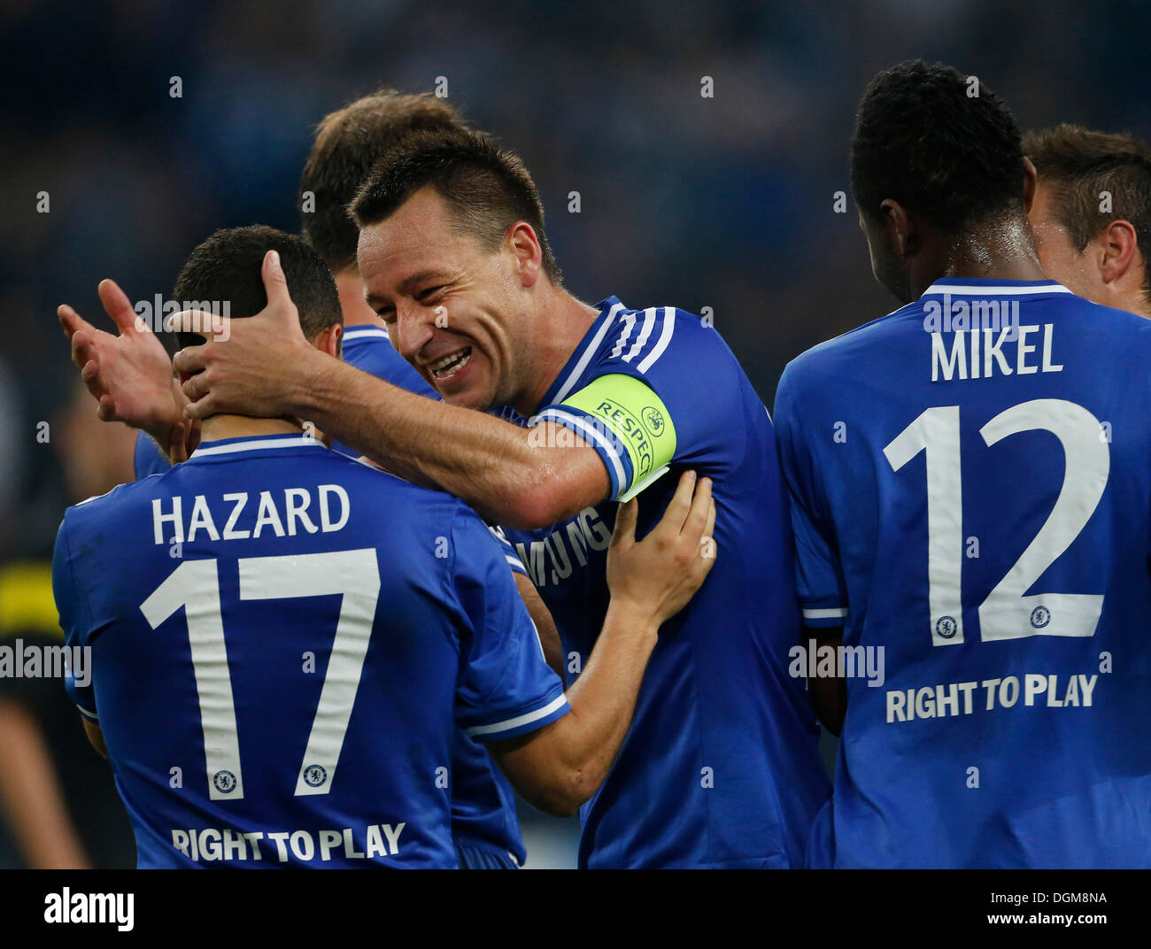 Gelsenkirchen , Deutschland, la UEFA Champions League , 3. Spieltag, Giornata 3 , FC Schalke 04 - Chelsea FC 0-3 in der Veltins-Arena Auf Schalke a Gelsenkirchen am 22.10. 2013 John Terry (CFC) - Mitte .- freut sich Ÿber den Treffer zum 3-0 durch Eden HAZARD (CFC) - li.- Foto : Norbert Schmidt Foto Stock