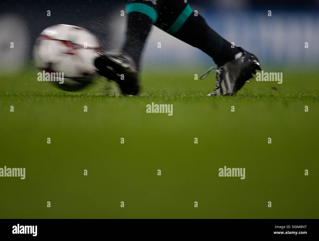 Gelsenkirchen , Deutschland, la UEFA Champions League , 3. Spieltag, Giornata 3 , FC Schalke 04 - Chelsea FC 0-3 in der Veltins-Arena Auf Schalke a Gelsenkirchen am 22.10. 2013 Der Ball wird auf dem nassen Rasen mit aller Wucht von einem Fu§ballschuh getreten Foto : Norbert Schmidt Foto Stock