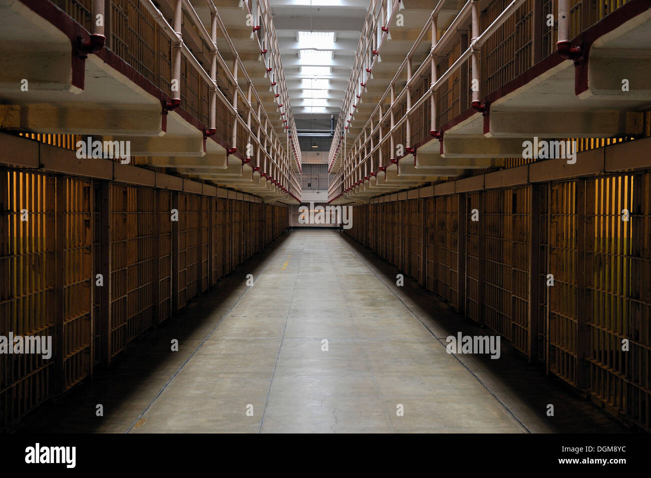 Consente di visualizzare in un blocco di cella in prigione, Isola di Alcatraz, CALIFORNIA, STATI UNITI D'AMERICA Foto Stock