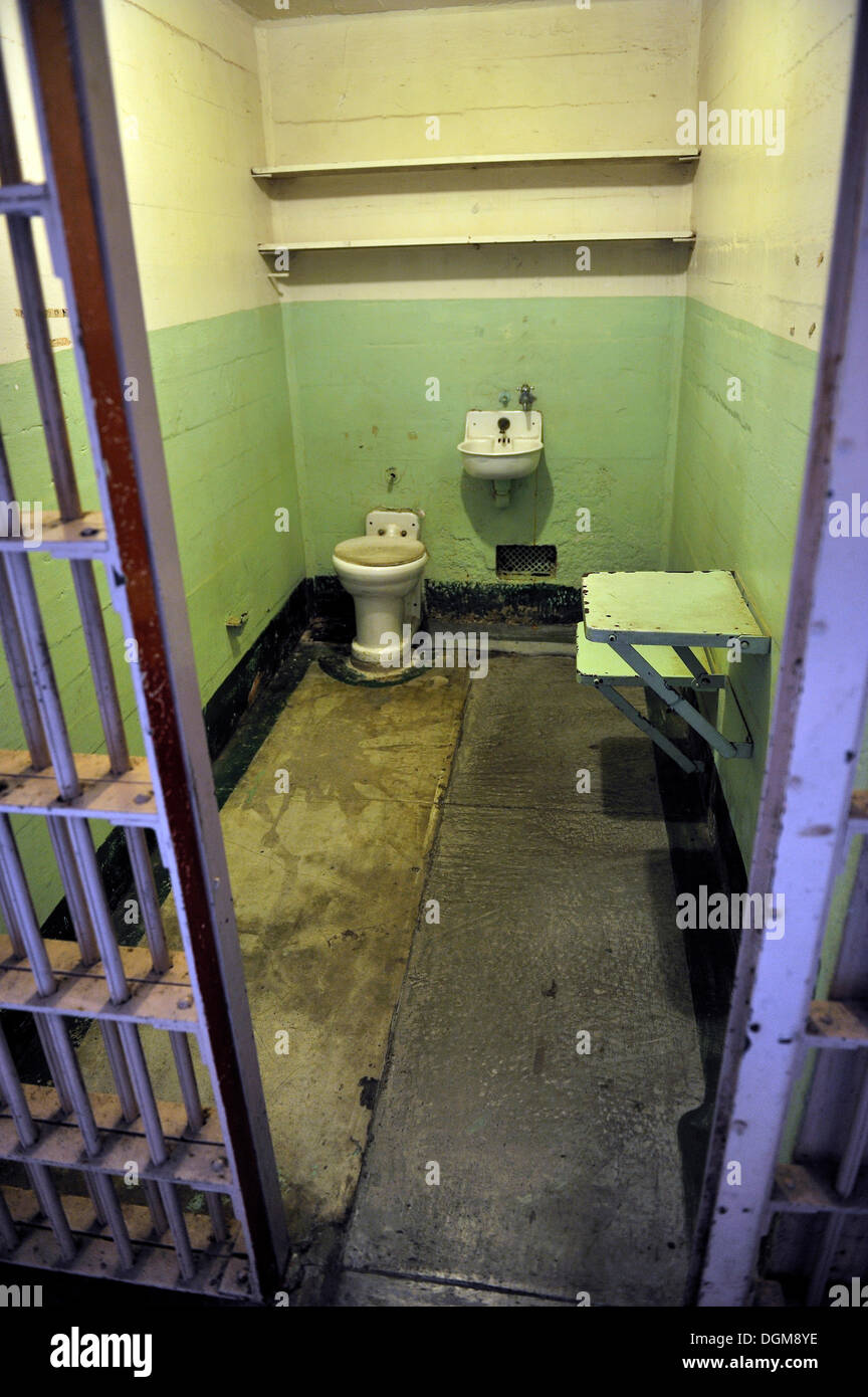 Consente di visualizzare in un blocco di cella in prigione, Isola di Alcatraz, CALIFORNIA, STATI UNITI D'AMERICA Foto Stock