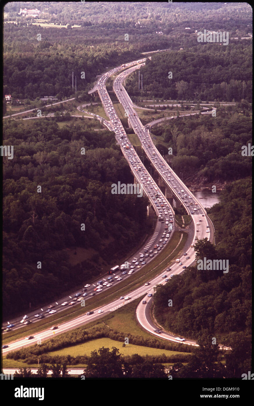 Una vista dal Beltway Bridge sul fiume Potomac, guardando verso sud, mostrando la Capital Beltway e i sobborghi circostanti Virginia-Maryland, una scena iconica di sviluppo suburbano. Foto Stock