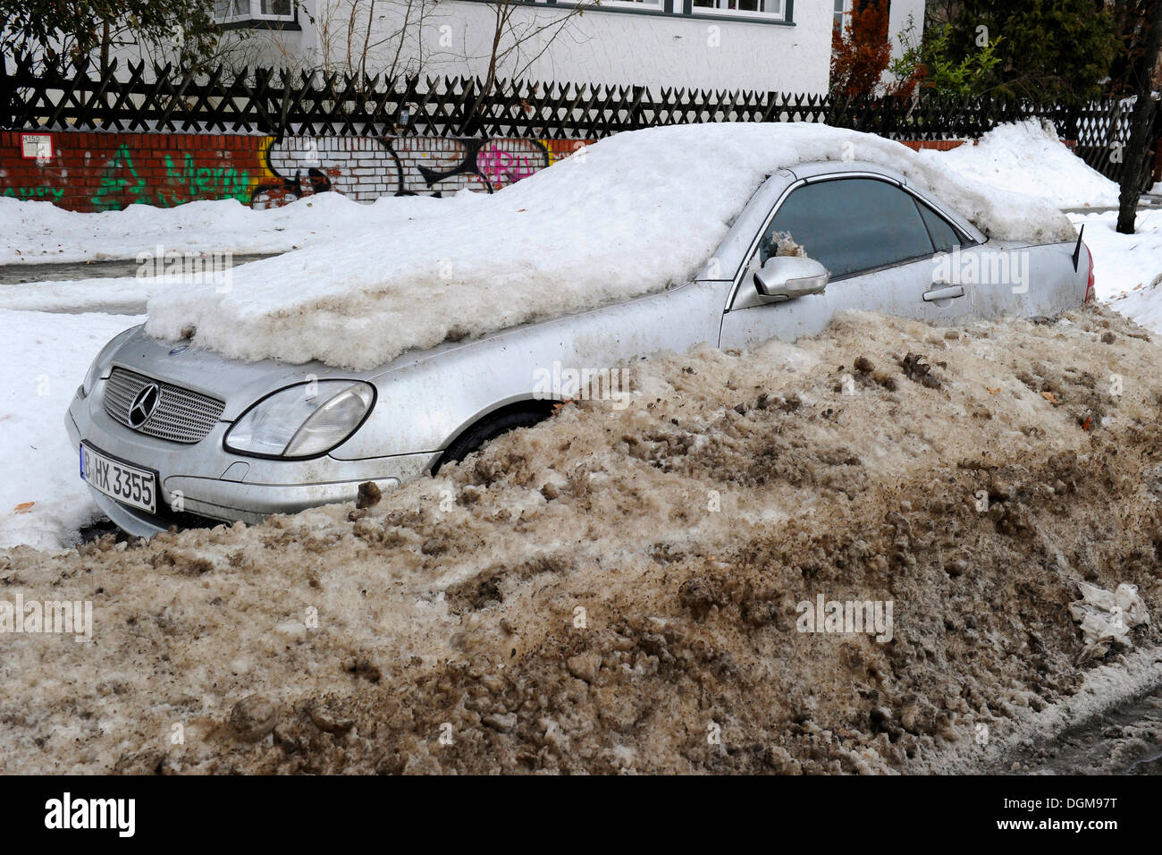 Mercedes SLK, totalmente nevicato in Foto Stock