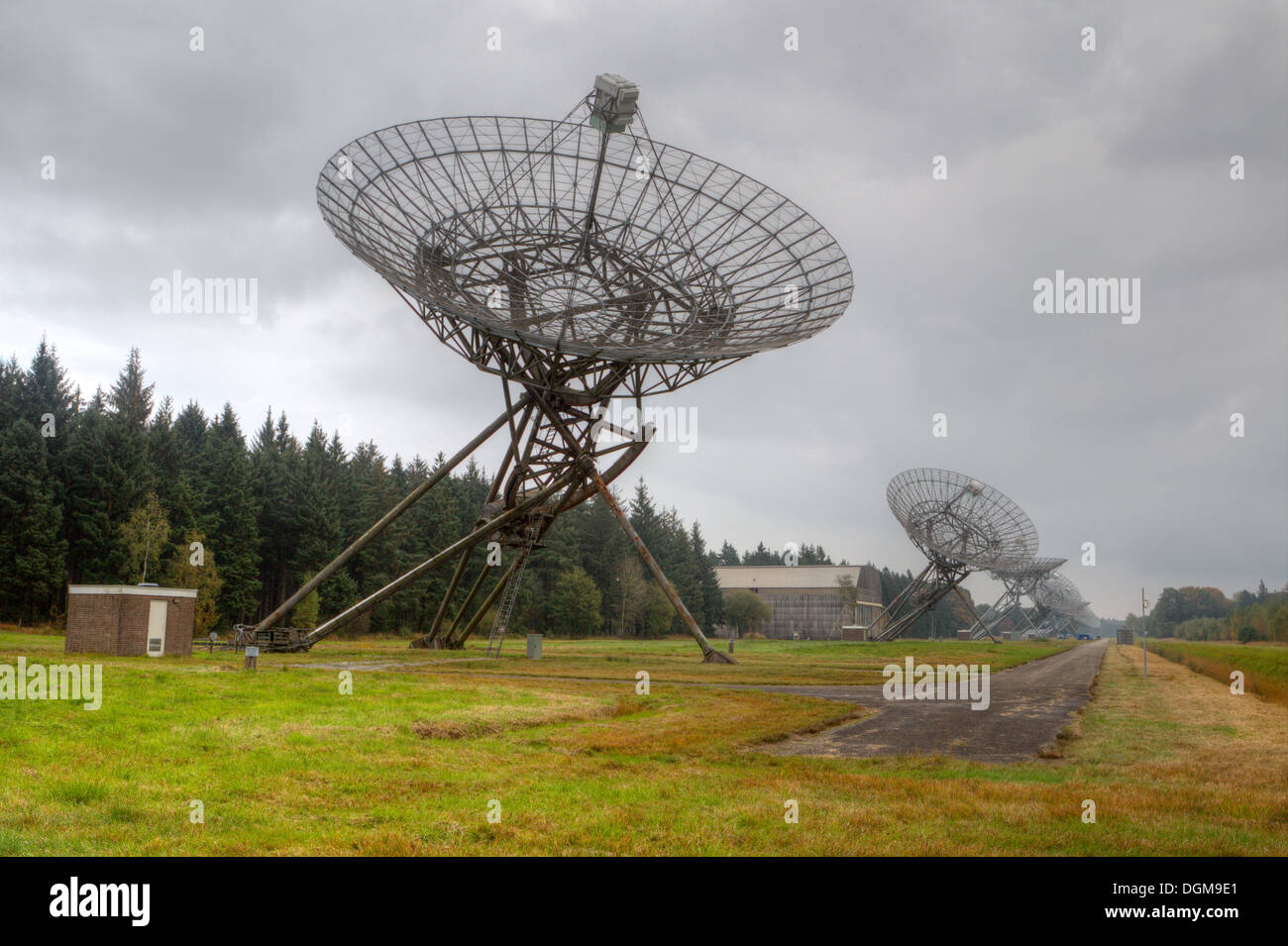 Radio telescopi sul sito dell'ex campo di concentramento di Westerbork, Paesi Bassi Foto Stock