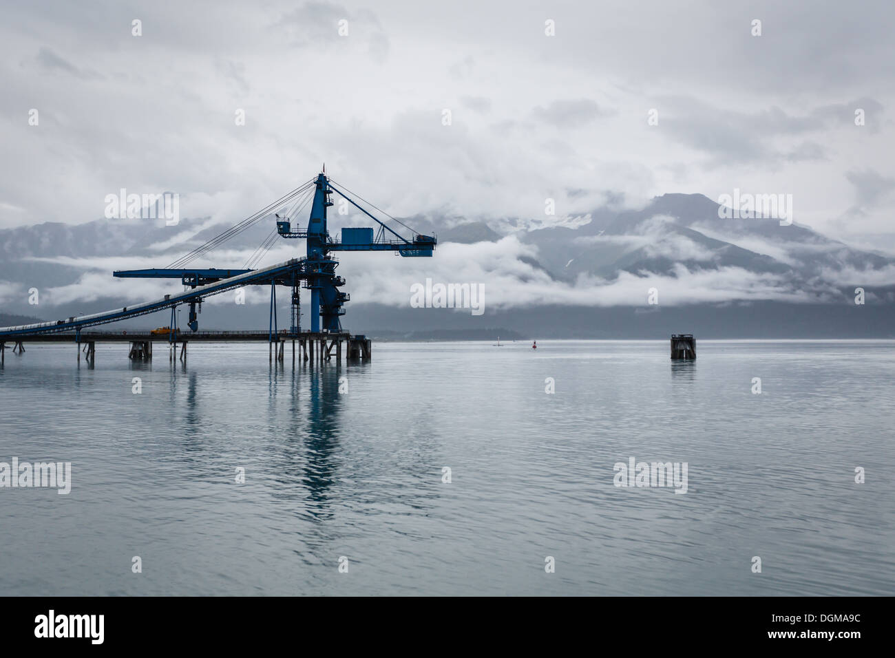 Molo del terminal del carbone e montagne in Alaska Foto Stock