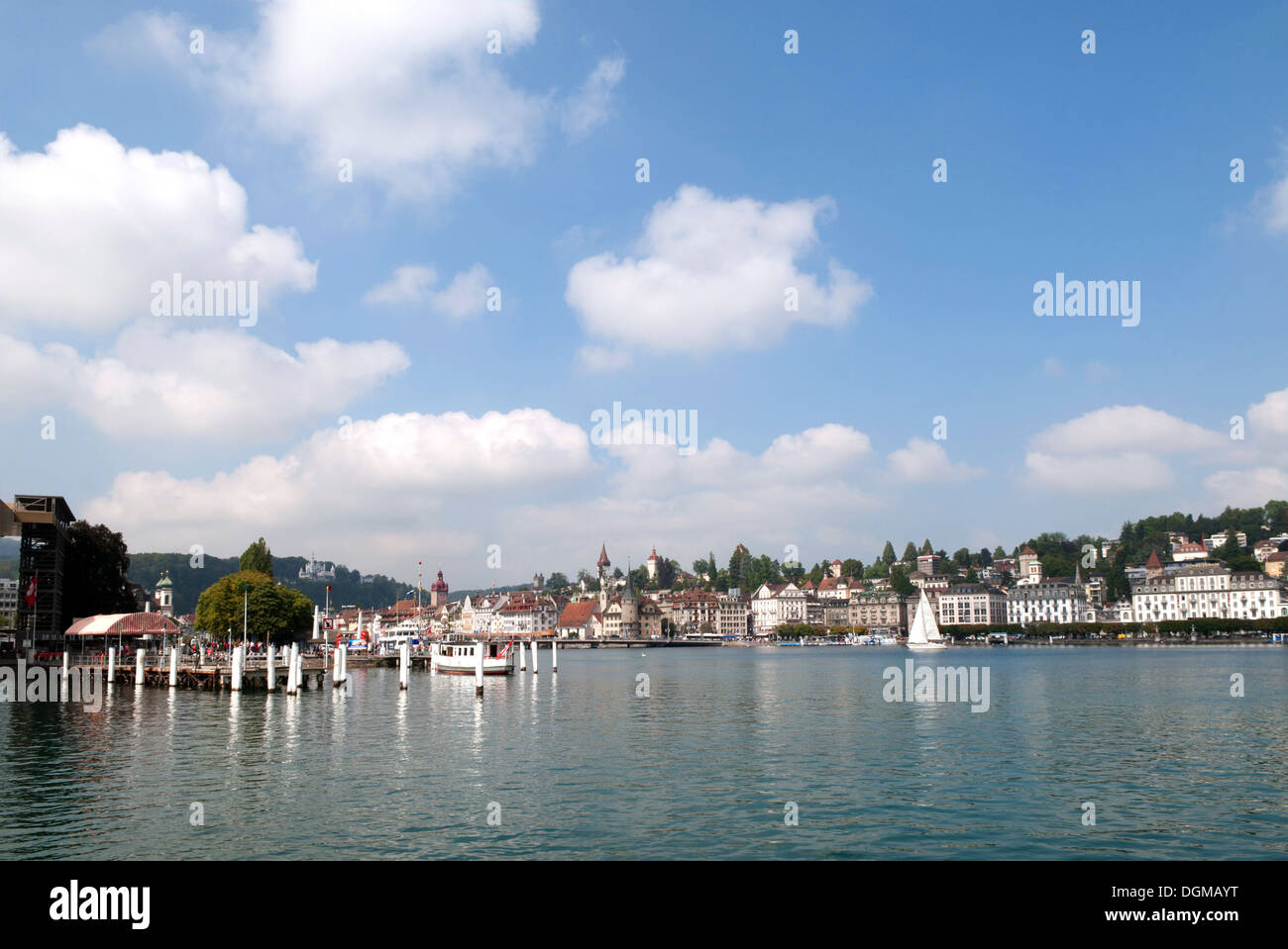 Il lungomare di Lucerna (Luzern) in Svizzera, preso dal Lago di Lucerna, in una giornata di sole in agosto. Foto Stock
