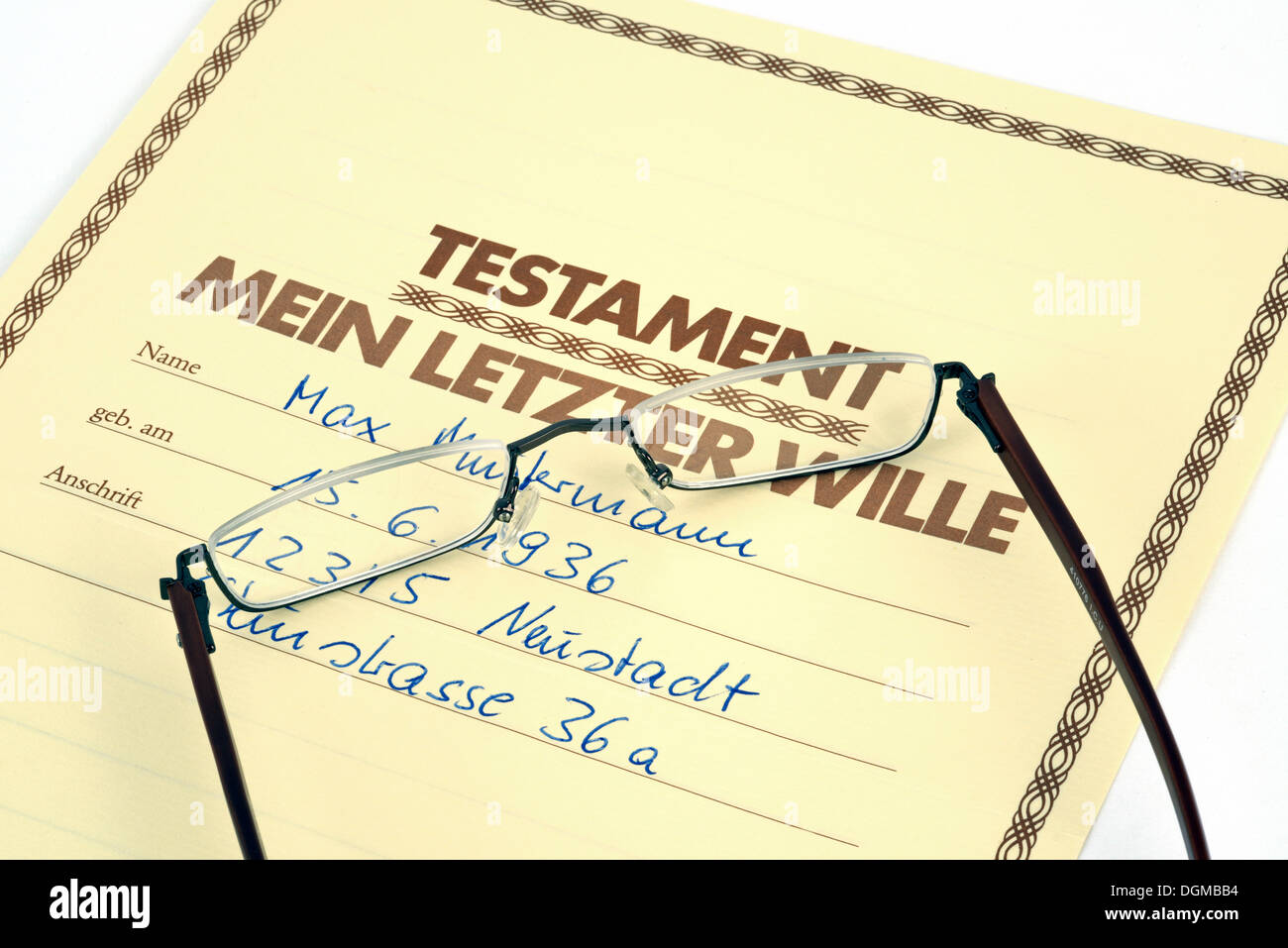 Gli occhiali da lettura giacente su una volontà Foto Stock