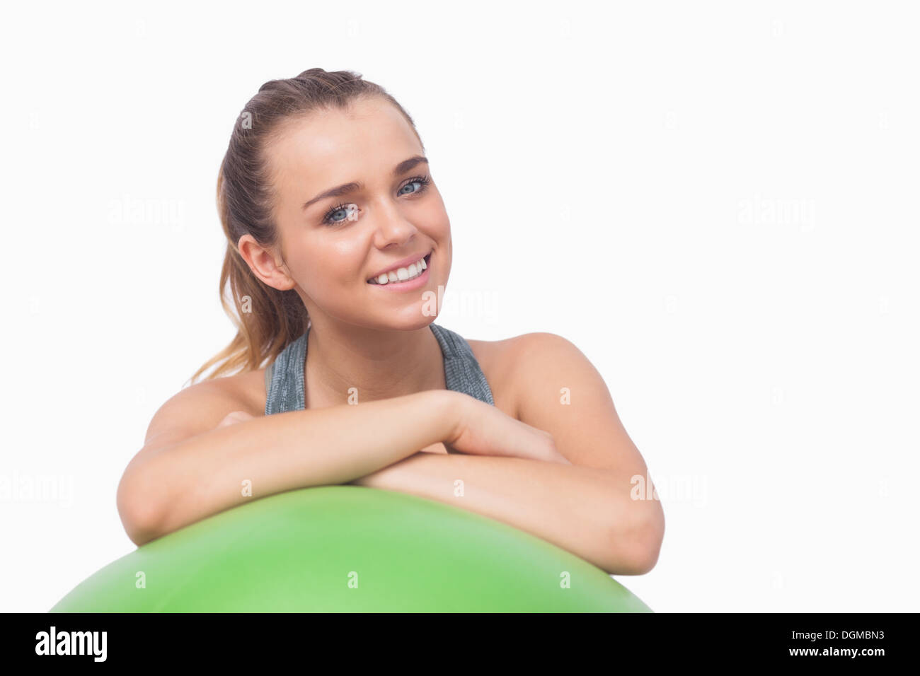 Dolce giovane donna sostenere se stessa con una sfera di fitness Foto Stock