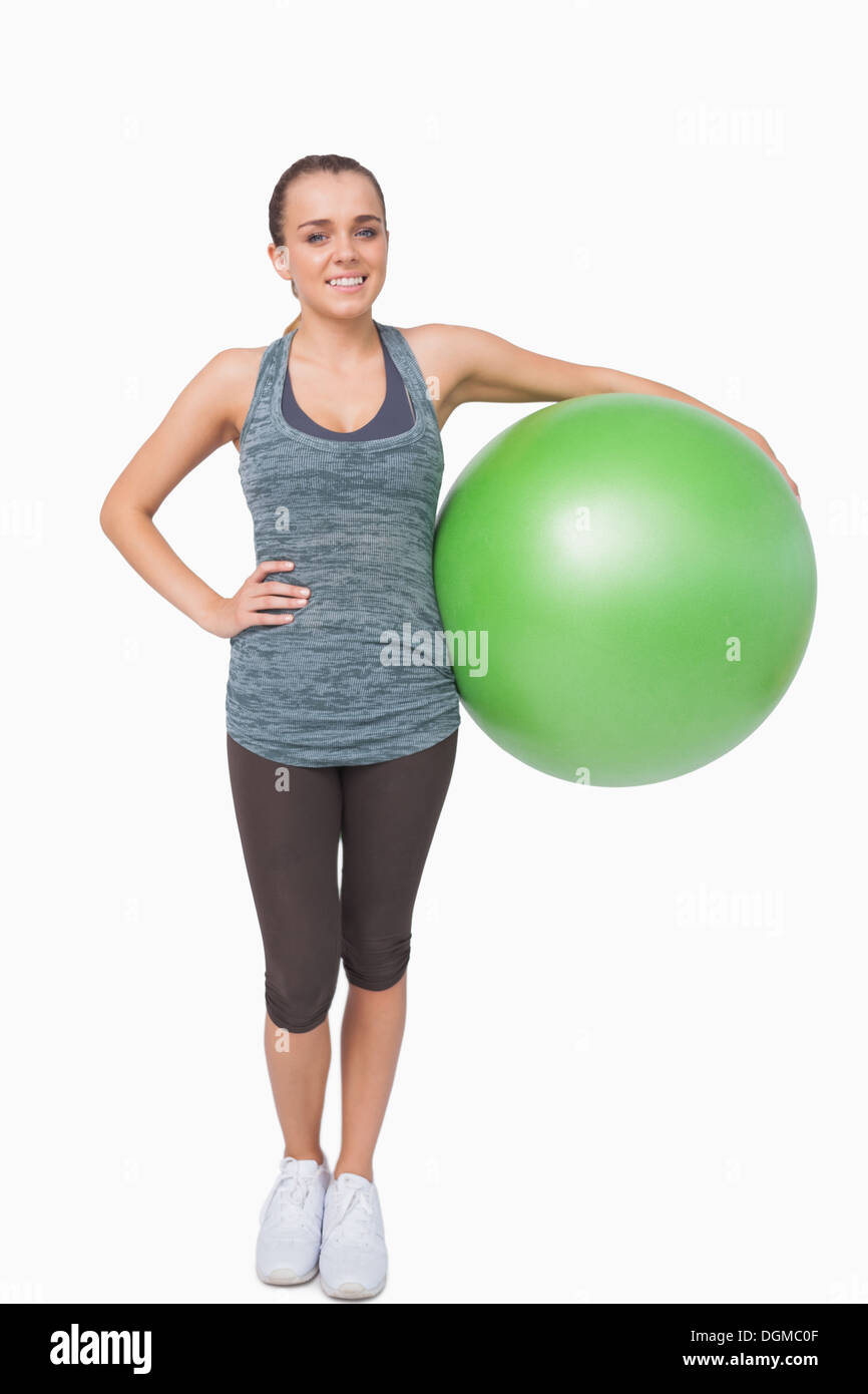 Carino giovane donna in possesso di una sfera di fitness Foto Stock