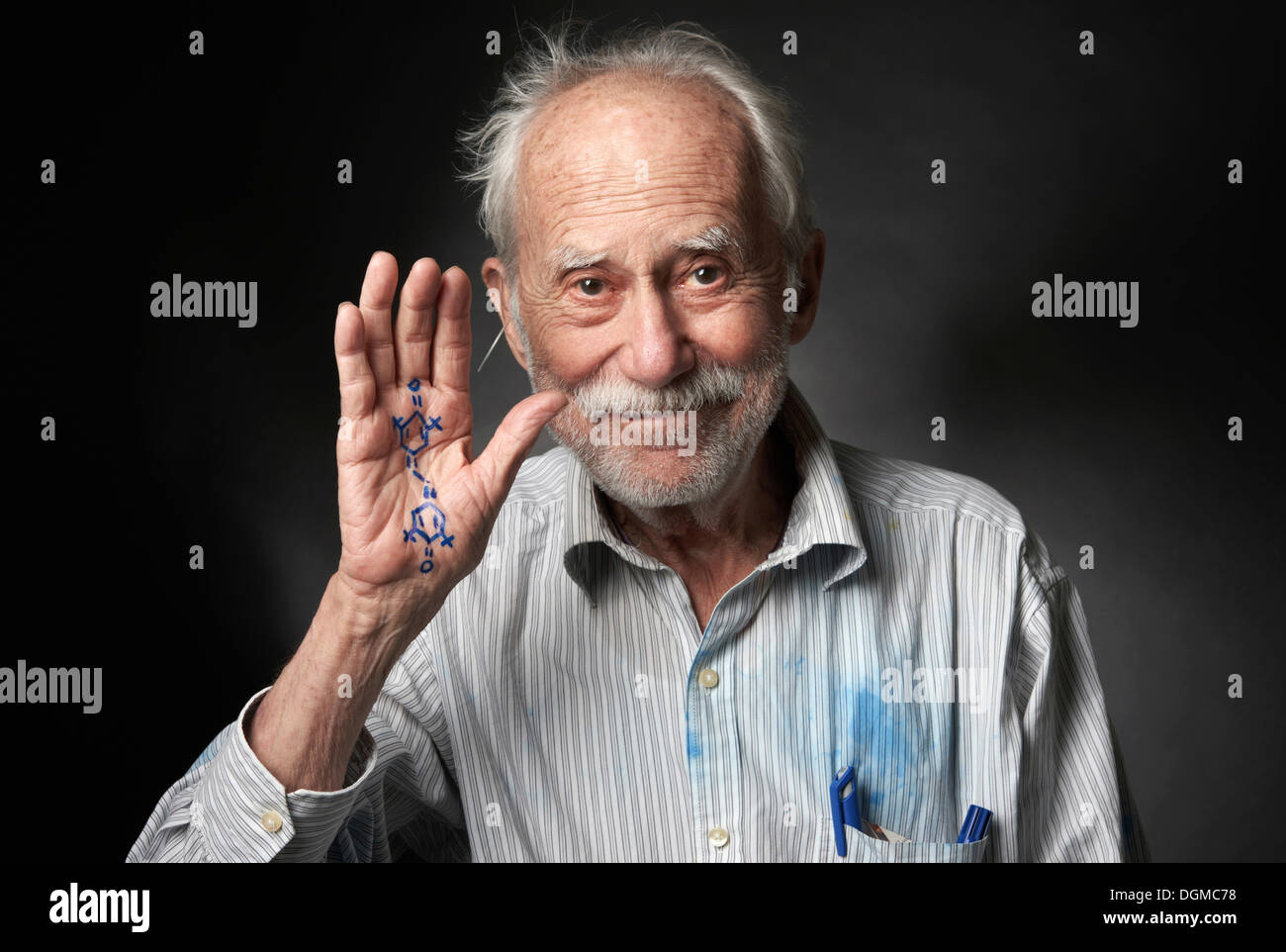 Uomo anziano con una formula chimica scritto sul suo lato Foto Stock